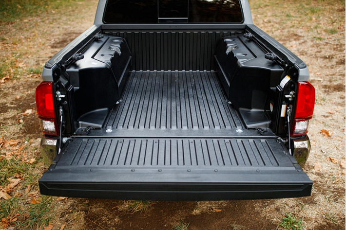 Điểm nhấn đáng chú ý của Toyota Hilux AT35 2021 bao gồm thanh chống lật có thể điều chỉnh, giảm xóc Bilstein và nhíp mới của hệ thống treo. Tiếp đến là khóa vi sai chống trượt trên cầu trước và cầu sau cải tiến, giúp mẫu xe bán tải này có khả năng off-road tốt hơn. Chưa hết, Toyota Hilux AT35 2021 còn sở hữu chiều cao gầm tăng 65 mm so với nguyên bản. Nhờ đó, góc tiếp cận của xe tăng 9 độ trong khi góc thoát tăng 3 độ.