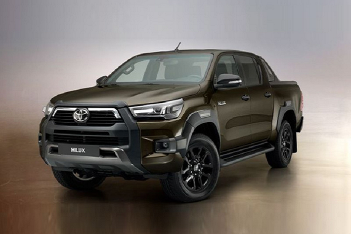 Động cơ kết hợp với hộp số tự động 6 cấp và hệ dẫn động 4 bánh. Do đó, sức kéo của xe không có gì thay đổi so với nguyên bản, vẫn là 3,5 tấn. Cần phải nói thêm rằng, so với Toyota Hilux Invincible X Double Cab 2021, mẫu xe bán tải độ này nặng hơn 115 kg.