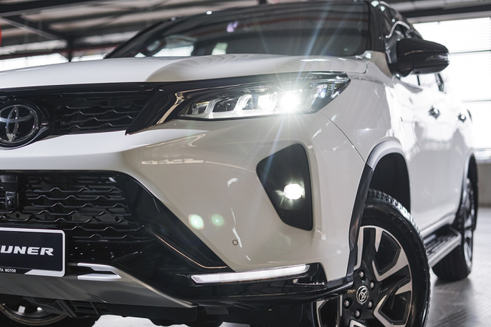 Ngoài động cơ mới, Toyota Fortuner đời 2021 còn có sự thay đổi lớn về công nghệ khi được trang bị gói an toàn Toyota Safety Sense (TSS). TSS gồm các công nghệ kiểm soát hành trình chủ động bằng radar, cảnh báo va chạm trước, cảnh báo lệch làn. Tuy nhiên, TSS chỉ được trang bị cho bản 2.8 VRZ.