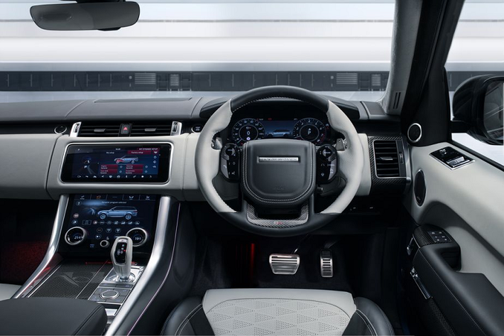 Mark Turner, Giám đốc Thương mại của Land Rover SV Bespoke, cho biết: “Range Rover Sport SVR đã xác định lại khả năng vận hành đỉnh cao của Land Rover khi được giới thiệu vào năm 2014. Cho đến nay, chúng tôi đã bán được hơn 20.000 chiếc và nhu cầu về sự kết hợp đặc trưng của SVR quyền lực cùng sự sang trọng và sự năng động ngoạn mục tiếp tục phát triển hàng năm. Các tính năng cá nhân hóa SV Bespoke của phiên bản Ultimate này nâng cao sức hấp dẫn của dòng xe này hơn nữa.”