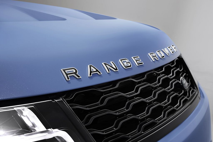 Ba lựa chọn sơn ngoại thất hoàn thiện thủ công cho Range Rover Sport hạng sang bao gồm màu Xanh Maya Bóng mới và Xám Marl Bóng, cả hai đều là màu độc quyền cho phiên bản Ultimate. Các hạt vảy thủy tinh trắng mịn tinh tế và có độ phản chiếu cao ẩn trong lớp sơn mộc tạo ra ánh sáng lấp lánh giống như một ngôi sao. Một lựa chọn thứ ba, tạo cảm giác huyền bí hơn đó là màu Đen Ligurian Ánh Kim. Mỗi màu ngoại thất đều có thể kết hợp với mui xe màu Đen Narvik tương phản.