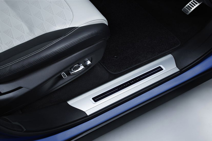 Mẫu xe SUV Range Rover Sport SVR là chiếc Land Rover nhanh nhất, mạnh nhất và năng động nhất từng được sản xuất. Ở thế hệ thứ hai này, mô hình hiện tại được cung cấp thêm sức mạnh bởi phiên bản sản sinh công suất 575PS từ khối động cơ siêu nạp V8 5.0 lít, tạo ra mô-men xoắn 700Nm - đủ để cung cấp năng lượng cho SVR tăng tốc từ 0-100km/h chỉ trong vòng 4,5 giây và tốc độ tối đa 283 km/h.