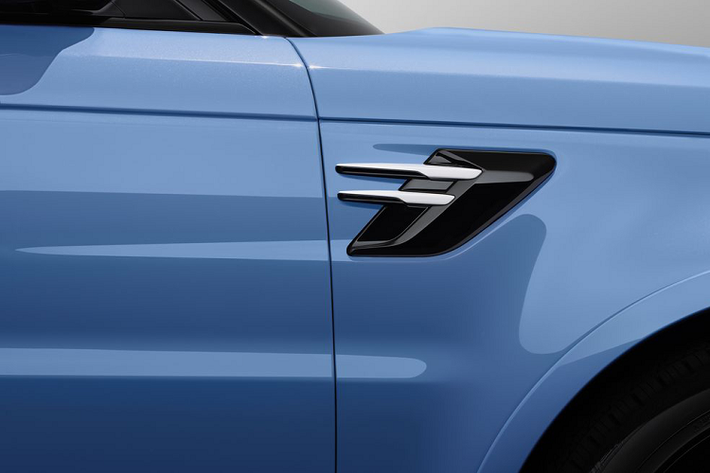 Range Rover Sport SVR Ultimate đặc biệt - Phiên bản cao cấp nhất từ SV Bespoke nâng cao tốc độ của chiếc SUV nhanh nhất và mạnh mẽ nhất của Land Rover với sự kết hợp màu sắc và chi tiết độc quyền. Sự chú ý của nhóm SV Bespoke đến từng chi tiết kéo dài đến dòng chữ Range Rover có khía màu đen trên nắp ca-pô và cửa hậu, với đường viền màu trắng Fuji tương phản độc quyền cũng được sử dụng cho các điểm nhấn ở ở hốc hút gió hông xe.