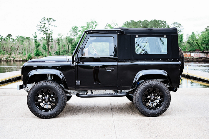 Chiếc Land Rover Defender đời cũ hơn 20 năm tuổi được tân trang kỹ lưỡng và có được vẻ ngoài bóng bẩy. Tổng thể chiếc SUV mang phong cách Restomod, tức kết hợp giữa thiết kế truyền thống và các chi tiết hiện đại.