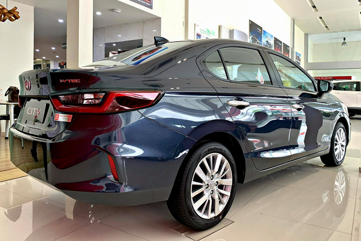 Trên thực tế, có thể khách mua xe City 2021 muốn lấy xe sớm trước Tết thậm chí phải chi thêm tiền để lắp thêm phụ kiện theo kiểu “bia kèm lạc” hoặc giá bán tăng thêm vài chục triệu đồng. Tuy nhiên, không phải đại lý nào cũng giống đại lý nào. Ngoài ra, về ưu đãi phụ kiện tặng thêm cho khách lấy xe sớm, hay giảm giá bán áp dụng cho City 2021 trong tháng 1/2021 này tùy thuộc vào đại lý và vùng.