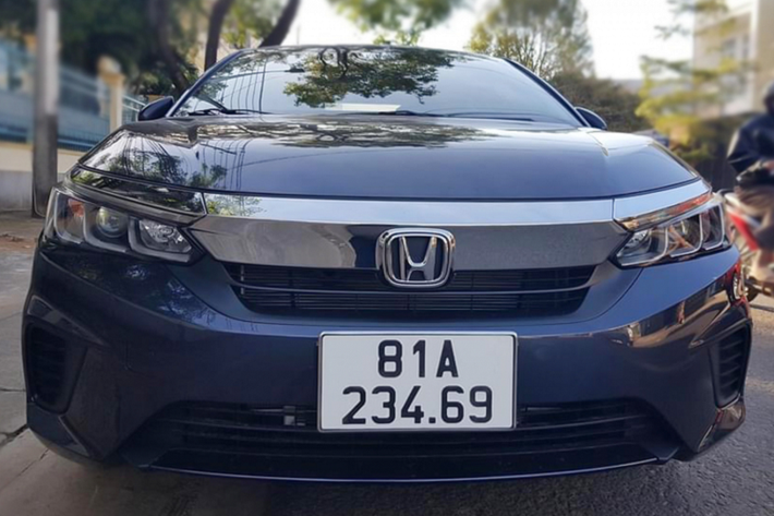 Đây được xem là chiếc Honda City 2021 mới phiên bản L đầu tiên ra “biển trắng” tại Việt Nam. Chiếc City 2021 này nằm trong lô đầu mà Honda Việt Nam (HVN) lắp ráp. Để nhận xe và ra biển nhanh như thế này, chắc chắn khách hàng đã đặt mua chiếc City 2021 này ngay từ rất sớm. Được biết, số lượng xe về các đại lý tại thời điểm này có hạn.