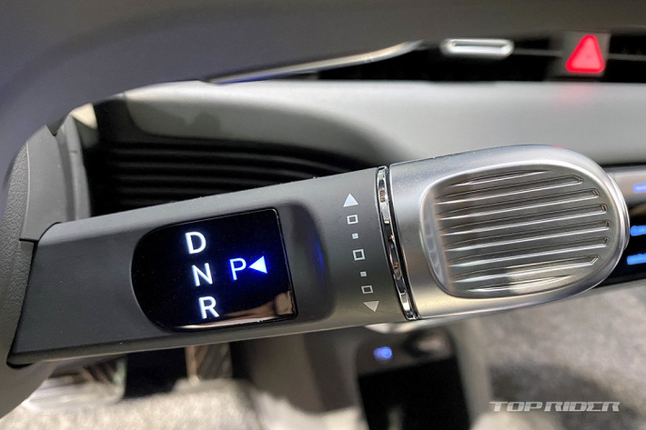 Như thông tin đã đưa, Hyundai Ioniq 5 là mẫu xe đầu tiên được phát triển dựa trên cấu trúc ôtô điện E-GMP. Xe có chiều dài 4.635 mm, rộng 1.890 mm, cao 1.605 mm và chiều dài cơ sở 3.000 mm nên được định vị trong phân khúc crossover cỡ trung.