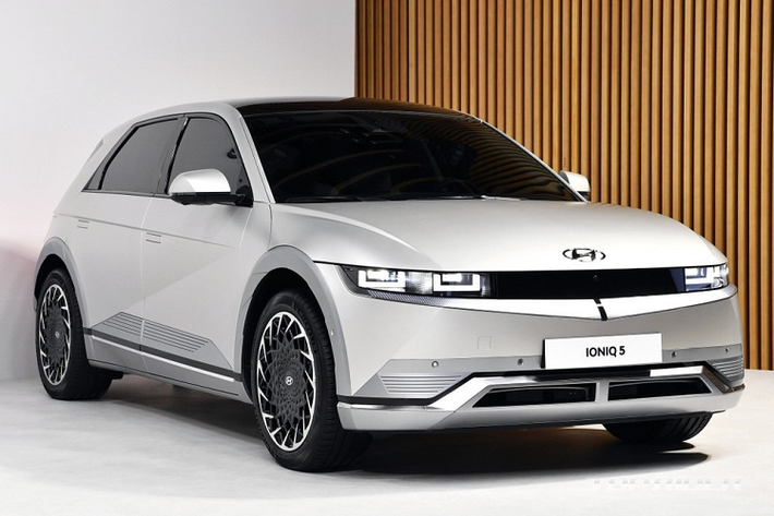 Vào hôm 23/2/2021 vừa qua, hãng Hyundai đã chính thức vén màn mẫu crossover chạy điện hoàn toàn mới mang tên Ioniq 5. Ngay sau khi ra mắt, Hyundai Ioniq 5 2021 mới đã trở thành lựa chọn của hơn 20.000 khách hàng tại thị trường nội địa Hàn Quốc.