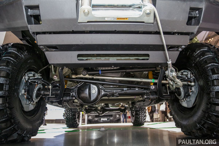 "Trái tim" của Suzuki Jimny 2021 tại Indonesia là khối động cơ xăng 4 xi-lanh, hút khí tự nhiên, dung tích 1,5 lít, tạo ra công suất tối đa 102 mã lực và mô-men xoắn cực đại 130 Nm. Động cơ kết hợp với hệ dẫn động 4 bánh bán thời gian, đi kèm chế độ 2H, 4H và 4L.