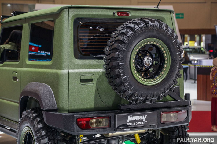 Ở thị trường Indonesia, Suzuki Jimny thế hệ mới có những trang bị đáng chú ý như đèn pha LED tự động với hệ thống rửa đèn, đèn hậu LED, vành hợp kim 15 inch, lốp 195/80, điều hòa tự động và vô lăng đa chức năng. Ngoài ra, xe còn có các hệ thống an toàn và hỗ trợ người lái như 2 túi khí, hệ thống cảnh báo chuyển làn đường, hỗ trợ đèn pha, hỗ trợ khởi hành ngang dốc, hỗ trợ đổ đèo, cân bằng điện tử, chống bó cứng phanh ABS hay phanh khẩn cấp tự động.