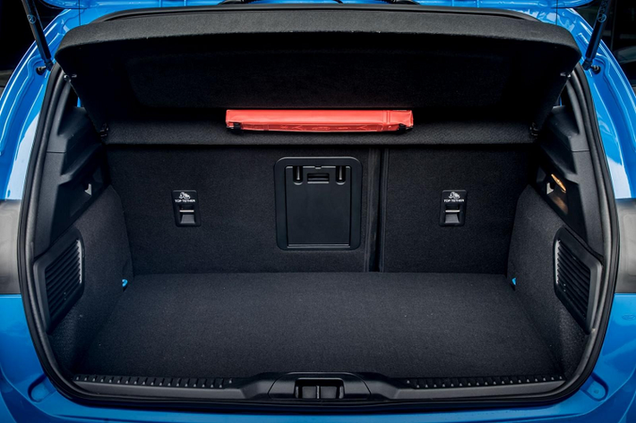 Mức giá xe Ford Focus ST Edition 2021 sẽ được bán ra tại châu Âu với mức khởi điểm 35.785 Bảng (tương dương với khoảng 1,12 tỷ đồng). Mức giá này cao hơn 2.500 Bảng (78,5 triệu đồng) so với Focus ST tiêu chuẩn.