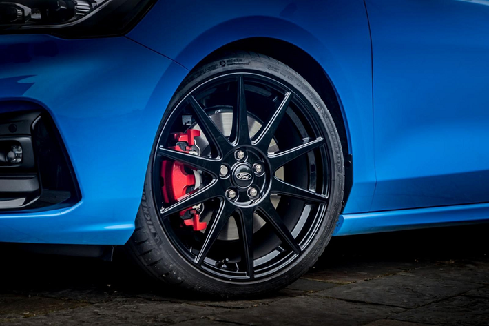 Ngoài các thay đổi trên, sức mạnh của Ford Focus ST Edition không có gì khác so với ST tiêu chuẩn. Trái tim của xe là khối động cơ EcoBoost 4 xylanh, dung tích 2.3L tăng áp turbo, sản sinh công suất 276 mã lực và mômen xoắn cực đại 420 Nm. Sức mạnh này được truyền đánh bánh trước của xe thông qua hộp số sàn 6 cấp.