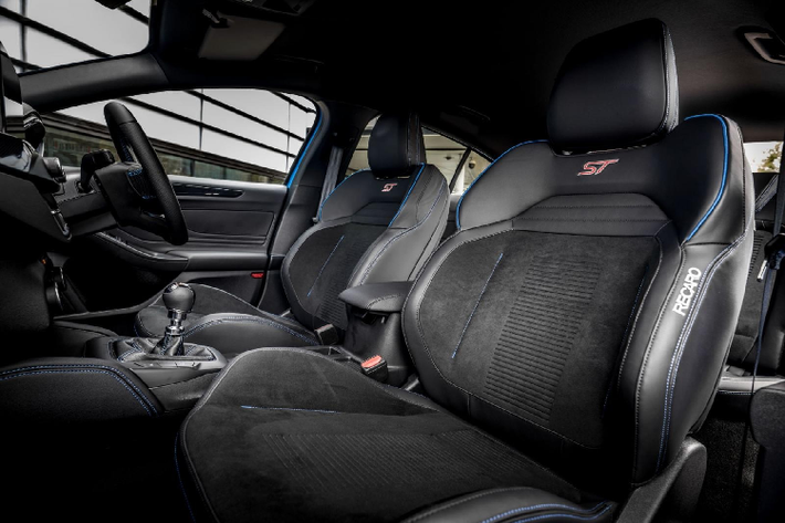 Tuy nhiên, nâng cấp đáng giá nhất trên Ford Focus ST Edition chính là hệ thống treo. Hệ thống treo nguyên bản được thay thế bằng hệ thống treo với lò xo trụ có thể chỉnh tải 2 chiều của KW Automotive, được độ lại bởi Ford Performance. Ngoài ra, hệ thống treo này còn đi kèm bình dầu phụ kép được làm bằng thép không gỉ, lò xo được sơn màu xanh đặc trưng của Ford Performance.
