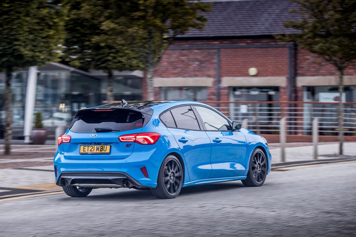 Bên trong khoang lái, Ford Focus ST 2021 phiên bản đặc biệt được trang bị ghế đua thể thao Recaro được bọc cả da lẫn vải, huy hiệu ST thêu chỉ đỏ ở lưng ghế, nội thất xe có đường chỉ thêu màu xanh cùng tông màu sơn ngoại thất.