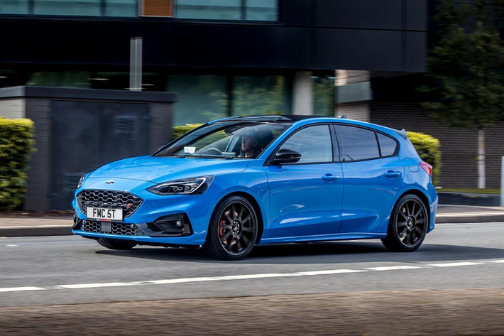 Để tạo nên sự khác biệt so với các phiên bản thường, mẫu xe hatchback Ford Focus ST Edition được Ford Performance khoác lên bộ cánh màu xanh Azure Blue bắt mắt. Tạo nên sự tương phản với tông màu xanh nổi bật là màu đen ở hàng loạt các chi tiết như lưới tản nhiệt, ốp cản sốc, ốp gương chiếu hậu, mui xe, cánh gió đuôi và tản gió đuôi. Cuối cùng là logo ST hiệu năng cao có viền được sơn màu đen giúp nổi bật họa tiết ST màu đỏ ở giữa.