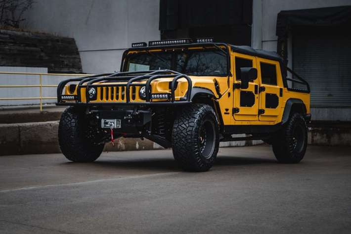 Dự án của Mil-Spec có tên đầy đủ là Hummer M1-R H1 mới và Mil-Spec đã mất hàng nghìn giờ để hoàn thiện chiếc bán tải độc nhất vô nhị này.
