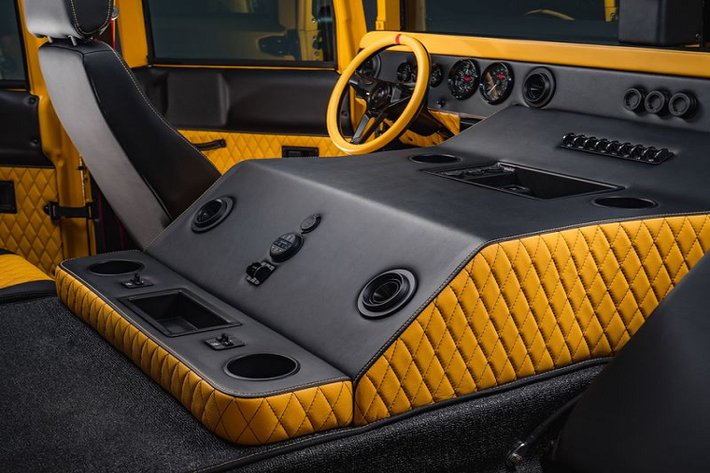 Như đã nói ở trên, cabin của siêu bán tải Hummer M1-R là thứ được quan tâm nhiều nhất. Tất cả các chi tiết và trang trí bằng nhựa trong nội thất đều được thay thế bằng vật liệu kim loại đặc biệt.