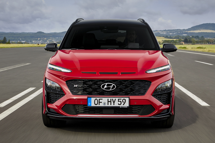 Ở phiên bản nâng cấp 2021, Hyundai Kona N Line mới được tái thiết kế phần đầu, lưới tản nhiệt dạng tổ ong, khe hút gió lớn hơn, bộ chia gió trước màu bạc và cánh tản nhiệt nằm ở góc cản. Trên nắp capo có thêm 3 cửa gió giả tạo điểm nhấn. Hyundai Kona N Line là phiên bản cao cấp nhất, bên cạnh các phiên bản 2.0, 2.0 Active và 1.6 Turbo. Xe được trang bị gói nâng cấp ngoại hình thể thao hơn.