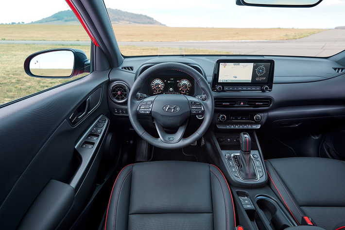 Bên trong, Hyundai Kona N Line khác biệt với bản tiêu chuẩn, ghế bọc da màu đen và chỉ khâu màu đỏ, bàn đạp ga và phanh dạng nhôm phay, cần số thiết kế thẳng đứng với sọc đỏ ở giữa. Logo N Line xuất hiện trên vô lăng, tựa lưng ghế,... Ngoài ra, xe có các tùy chọn vật liệu bọc như vải đen, da và da lộn.