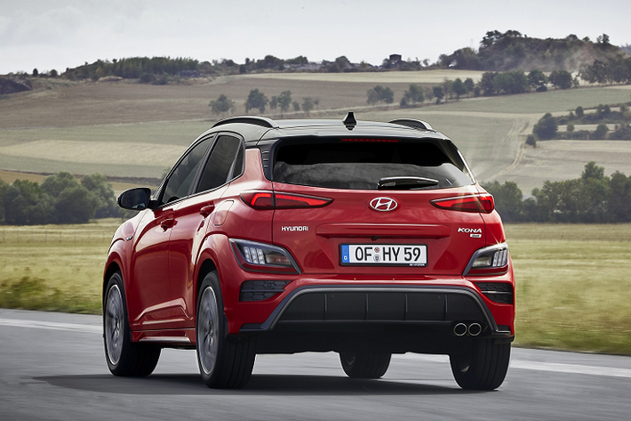 Trong tháng 4, doanh số của Hyundai Kona tại Việt Nam đạt 442 xe, chỉ xếp thứ 3 trong nhóm SUV hạng B. Việc chậm thay đổi đã khiến mẫu xe này đánh mất vị thế dẫn đầu, bị những cái tên mới như Kia Seltos và Toyota Corolla Cross vượt mặt.