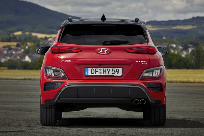 Hyundai Kona N Line có phần hông sắc nét hơn, cản sau được thiết kế mới và có thêm bộ khuếch tán, hệ thống ống xả kép. Các viền cửa sổ và phân mui sơn đen tạo sự tương phản với thân xe, đồng thời giúp xe trông thể thao và năng động hơn. Bộ mâm 18 inch 2 tone màu có thiết kế kiểu tua-bin.