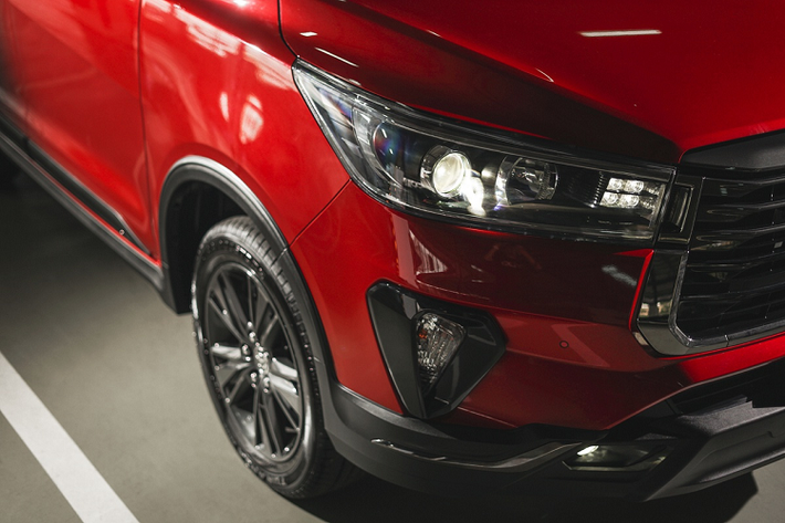 Với mức giá xe Toyota Innova 2021 bản facelift không chênh nhiều so với thế hệ trước, xe được thay đổi đôi chút ở ngoại thất. Innova 2021 có phần đầu xe hầm hố, bắt mắt hơn. Xe có lưới tản nhiệt hình thang ngược được tạo hình cứng cáp hơn, đi kèm viền chrome xung quanh.