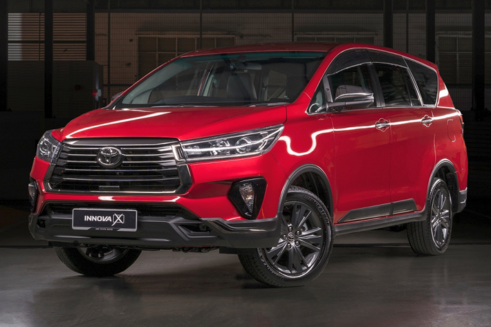 Sau khi tung teaser hồi tuần trước, Toyota chính thức công bố hình ảnh đầu tiên của Innova 2021 tại Malaysia. Hãng xe Nhật Bản đã ra mắt Toyota Innova 2021 mới tại Malaysia khá muộn so với khu vực. Trước đó, mẫu MPV này đã có mặt lần lượt là Việt Nam và Indonesia hồi tháng 10/2020.