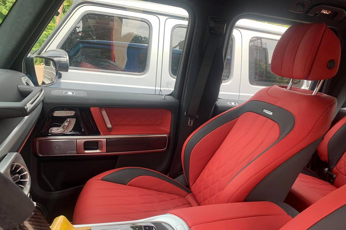 Bên cạnh màu xanh dương Brilliant Blue Metallic, chiếc SUV hạng sang Mercedes-AMG G63 của chủ vườn lan đột biến Bình Phước mới mua còn sở hữu nhiều chi tiết sơn đen ở ngoại thất với điểm nhấn là la-zăng đa chấu kép sơn đen nhám giống với phiên bản Mercedes-AMG G63 Edition One, đi kèm là kẹp phanh màu đỏ.