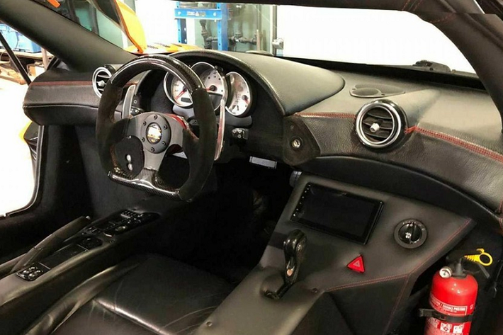 Được chế tạo tại Cộng hòa Séc, chiếc McLaren F1 độ Porsche Boxster vẫn giữ lại ghế sưởi điện, ABS, kiểm soát cân bằng, và điều hòa không khí. Chủ xe có gìn giữ đầy đủ giấy tờ chuyển đổi chiếc xe.