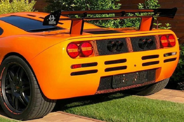 Nó được chế tạo dựa trên một chiếc Porsche Boxster thế hệ 986, đồng nghĩa nó là một xe thể thao động cơ đặt giữa, dẫn động cầu sau với khả năng xử lý và vận hành tốt hơn đa số xe nhái khác. Chủ xe cũng khẳng định rằng chiếc xe vẫn hoạt động ngon lành và không có vấn đề gì. Nó thậm chí còn có một hệ thống nâng thủy lực để giúp mũi xe vượt qua gờ giảm tốc dễ dàng hơn.