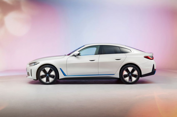 Có vẻ như tập đoàn BMW Malaysia đã bắt đầu dành nhiều sự quan tâm hơn cho điện khí hóa khi đưa cả i4 và iX vào danh mục sản phẩm tương lai. Điều này có thể thúc đẩy chính phủ phát triển một lộ trình rõ ràng hơn cho xe điện.