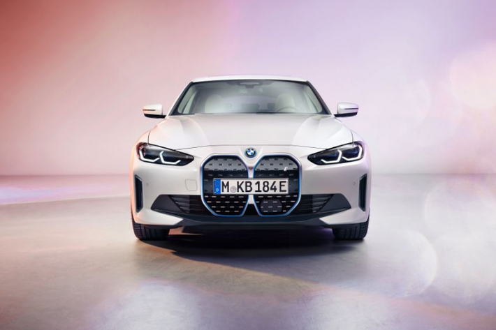 Những gì BMW cho thế giới biết về i4 là chiếc xe điện có chung kiểu dáng với 4 Series Gran Coupe sắp ra mắt, mặc dù có những nét độc đáo như thiết kế cản trước và bộ khuếch tán sau mới, lưới tản nhiệt hình chữ i đóng kín, mâm xe khí động học tạo hình mặt phẳng và rất nhiều điểm nhấn màu xanh BMW i đặc trưng.