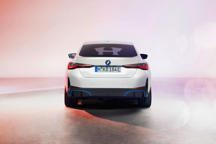 BMW i4 chạy điện sẽ được cung cấp dưới nhiều biến thể khác nhau với phạm vi di chuyển lên đến 590km. Phiên bản M Performance dự kiến đạt công suất 530 mã lực cùng thời gian tăng tốc từ 0-100km/h chỉ trong 4 giây.