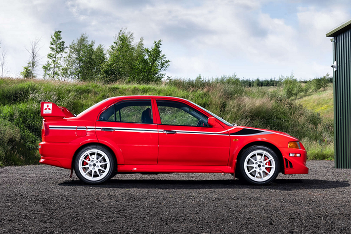 Tổng cộng có 2.500 chiếc Mitsubishi Lancer Evolution VI Tommi Makinen Edition 1999 phiên bản đặc biệt do Ralliart trực tiếp đảm nhận sản xuất. Chỉ có 250 chiếc được nhập khẩu chính hãng tại Anh, trong đó 50 chiếc có màu ngoại thất Passion Red. Đặc biệt hơn, chỉ có 212 chiếc trong tổng số 2.500 chiếc sở hữu gói nâng cấp ngoại thất “Special Colour Package” với bộ tem đua cùng tay nắm cửa màu đen.