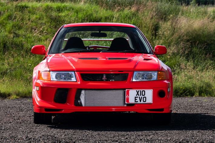 Mitsubishi Lancer Evolution VI Tommi Makinen Edition sở hữu hộp số sàn 5 cấp và hệ dẫn động 4 bánh. Xe có khả năng tăng tốc từ 0 lên 96 km/h trong 4,4 giây trước khi đạt vận tốc tối đa 240 km/h.