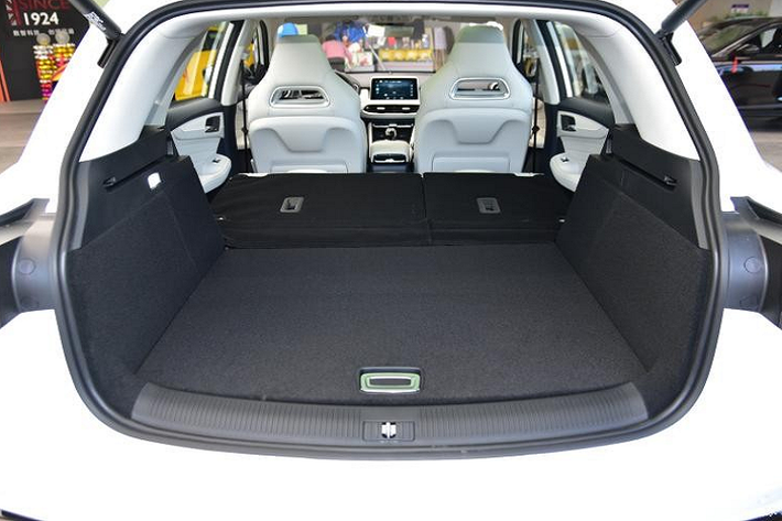 Giá xe MG Linghang PHEV 2021 tại thị trường Trung Quốc được công bố từ ngày 1/1/2021 vừa qua từ 166.800 - 186.800 Nhân dân tệ (khoảng 589 - 660 triệu đồng). Xe có 4 màu sơn ngoại thất là xanh nhạt Copenhagen Blue, xám Cyber Gray, trắng Pearl White và đỏ Burning Red.