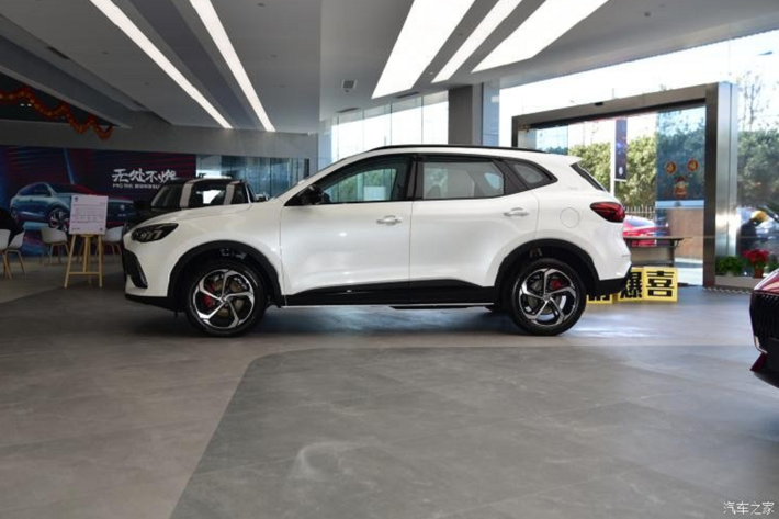 Thuộc phân khúc SUV cỡ C, MG Linghang PHEV 2021 có chiều dài 4.610 mm, rộng 1.876 mm, cao 1.685 mm và chiều dài cơ sở 2.720 mm. Chiều dài cơ sở này mang đến không gian nội thất khá rộng rãi bên trong xe.