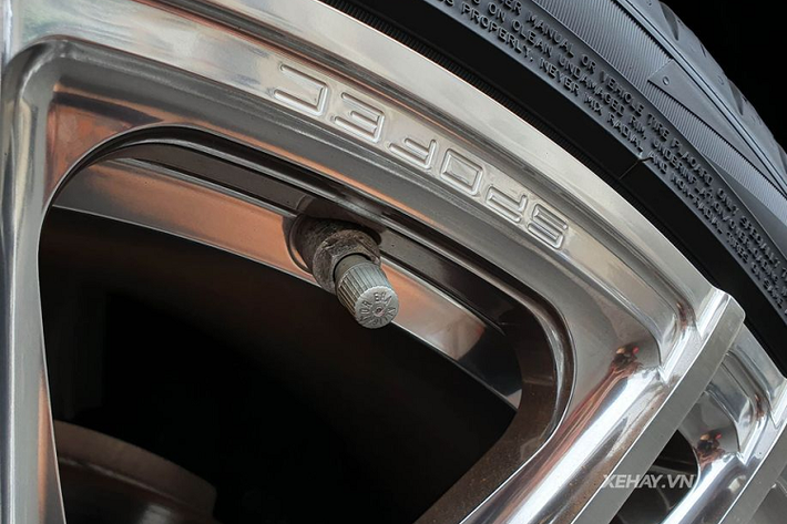 Trong lần xuất hiện trở lại này, siêu phẩm Rolls-Royce Wraith Series II đã được doanh nhân gốc Gia Lai nâng cấp lên bộ mâm mới mang mã hiệu SP2, đây là một sản phẩm ra đời dưới sự hợp tác của 2 nhà độ là Vossen và Novitec.