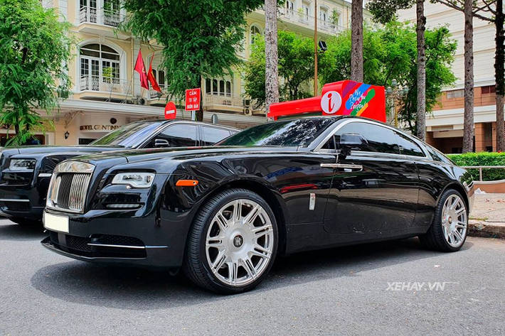 Những người yêu xe mới đây đã có dịp "tóm gọn" những hình ảnh chiếc xe siêu sang Rolls-Royce Wraith của Cường Đô la. Điều thú vị là chiếc xe này mới được anh nâng cấp một món đồ mới, có giá trị cao về cả mặt thẩm mỹ lẫn tài sản, đó là bộ mâm từ thương hiệu độ xe trứ danh Vossen.