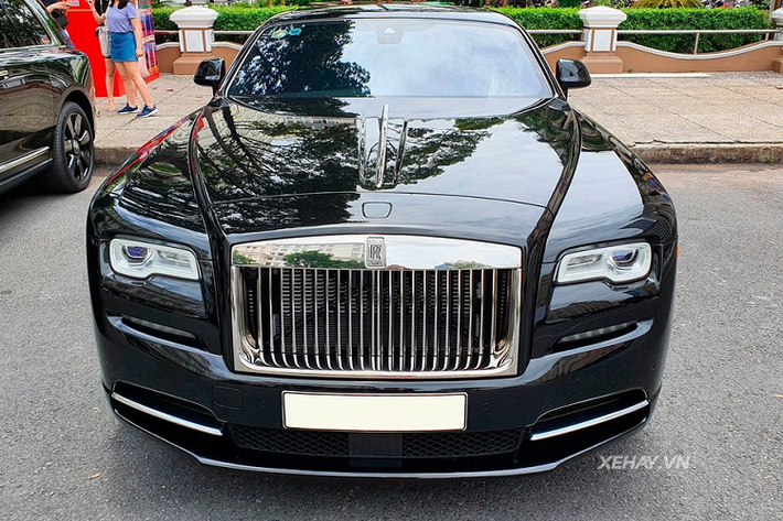 Nói về siêu phẩm Rolls-Royce Wraith của đại gia siêu xe Cường Đô la , chiếc xe này được anh tậu từ thời điểm tháng 8/2020, ngay sau chiếc BMW 740Li Pure Excellence và thuộc phiên bản Series II.