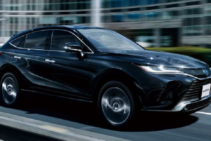 Còn bản Hybrid Luxury sở hữu hệ truyền động xăng điện, gồm động cơ xăng 2.5L hút khí tự nhiên 4 xi-lanh và một động cơ điện cho tổng công suất 215 mã lực.