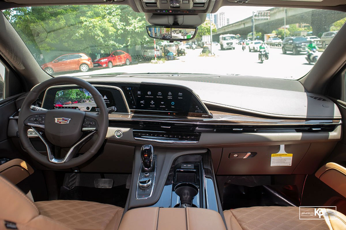 Chiếc ô tô mới đến từ Mỹ Cadillac Escalade ESV còn vạm vỡ hơn khi nhìn từ phần thân với chiều dài lớn, kính đen nối trụ C-D giúp xe trở nên thanh thoát hơn. Do thân hình lớn nên mẫu SUV hạng sang này sở hữu bộ la-zăng hợp kim sáng màu với kích thước lên đến 22 inch, gương chiếu hậu rời xuống cửa xe mở rộng tầm quan sát. Dải đèn hậu LED kéo dài của Cadillac Escalade ESV 2021 giống đời trước và đây cũng là điểm đặc trưng của mẫu SUV này.