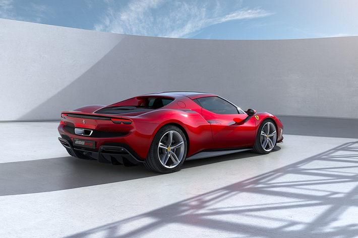 Kết hợp cùng động cơ điện, Ferrari 296 GTB có tổng công suất lên đến 830 mã lực, cùng mô men xoắn cực đại lên đến 740 Nm, mạnh hơn nhiều so với mẫu xe F8 Tributo 720 mã lực hay đối thủ McLaren Artura 680 mã lực.