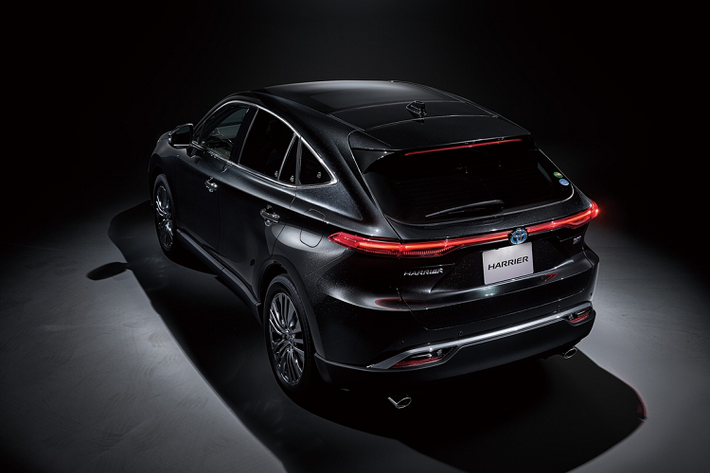 Singapore là quốc gia đầu tiên ở Đông Nam Á phân phối chính hãng mẫu SUV cao cấp Toyota Venza này. Venza 2021 có 3 phiên bản là Elegance, Premium và Luxury. Trong đó, bản Premium chưa có giá chính thức, 2 bản còn lại có giá lần lượt là 120.900 USD và 130.700 USD.