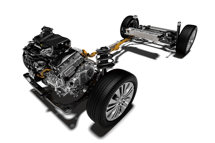 Hai phiên bản cao hơn sử dụng động cơ hybrid, gồm động cơ xăng 2.5L (176 mã lực/221 Nm) và mô-tơ điện (118 mã lực/202 Nm). Với tổng công suất 215 mã lực, xe có thể tăng tốc 0-100 km/h trong 8,1 giây nhưng tốc độ tối đa được giới hạn ở 180 km/h. Mức tiêu hao nhiên liệu của động cơ này là 4,7 lít/100 km.