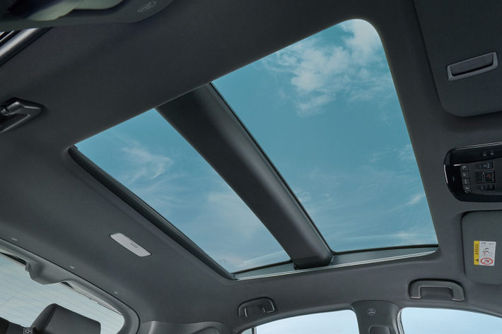 Xe được trang bị dàn âm thanh cao cấp 6 loa, màn hình HUD 10,5 inch, đề nổ bằng nút bấm, điều hòa tự động 2 vùng, ghế lái chỉnh điện 8 hướng, kính hậu chống chói, sạc không dây chuẩn Qi, camera lùi và tính năng đá cốp. Giá xe Toyota Venza 2021 tại thị trường Singapore bán ra từ 120.900 USD đến 130.700 USD.