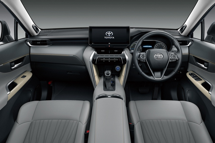 Ở bên trong, Toyota Venza tại Singapore có bảng điều khiển trung tâm thiết kế hình kim cương, hệ thống thông tin giải trí sử dụng màn hình cảm ứng 8 inch (12,3 inch ở Nhật Bản) tương thích Apple CarPlay/Android Auto và bản đồ định vị.