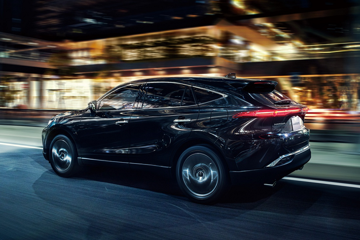 Toyota Venza thế hệ thứ 4 sử dụng hệ khung gầm TNGA (GA-K), được chia sẻ từ Camry và RAV4. Hệ thống treo vẫn là loại MacPherson ở phía trước và tay đòn kép ở phía sau nhưng được tối ưu hóa độ cứng và độ cân bằng. Trong khi đó, giảm chấn được làm êm ái hơn.