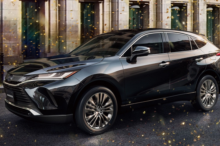 Sau 7 tháng ra mắt tại quê nhà Nhật Bản, Toyota Harrier 2021 được giới thiệu lần đầu tại Đông Nam Á. Mẫu xe này được biết đến với tên gọi Toyota Venza 2021 mới tại thị trường Mỹ và từng được mang về Việt Nam trong giai đoạn 2010-2015.