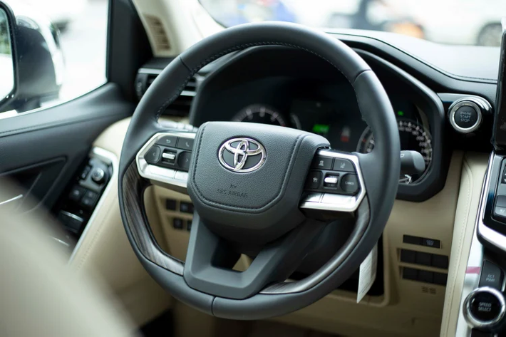 Hệ thống phanh hỗ trợ đỗ xe nhận biết chướng ngại vật phía trước và sau xe trong bãi đỗ, kiểm soát hành trình thích ứng và hơn nữa.